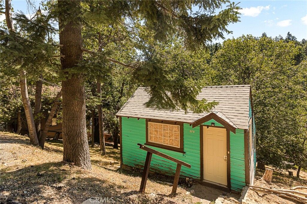 Property Photo: 875 Virginia Court CA 92352