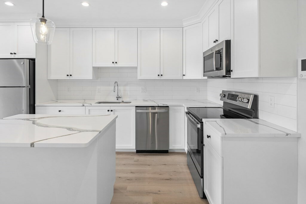 Property Photo:  186 Bedford St 208  MA 02420 