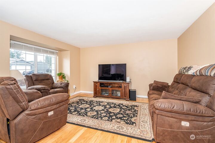 Property Photo:  925 Washington Avenue E  WA 98589 