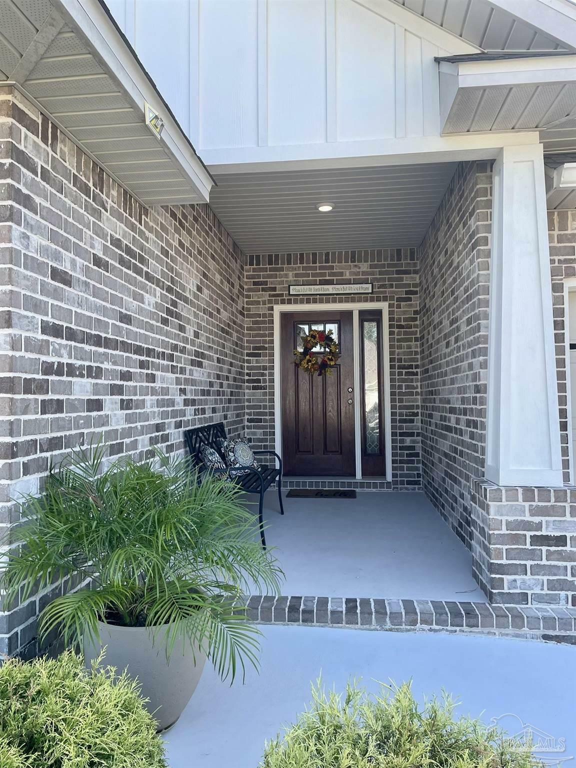 Property Photo: 5747 Dunridge Dr FL 32571
