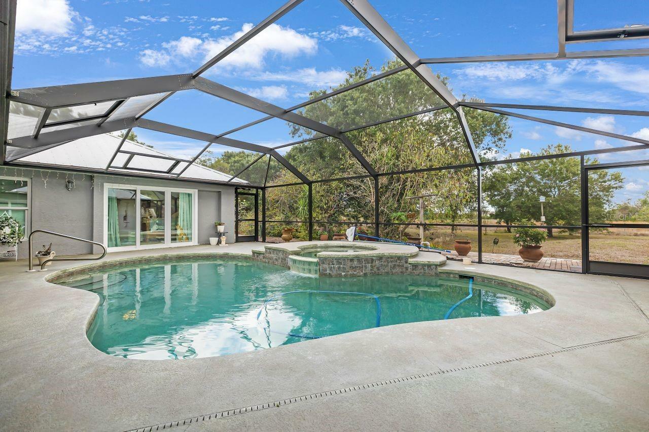 Property Photo: 3935 70th Avenue NE FL 34120