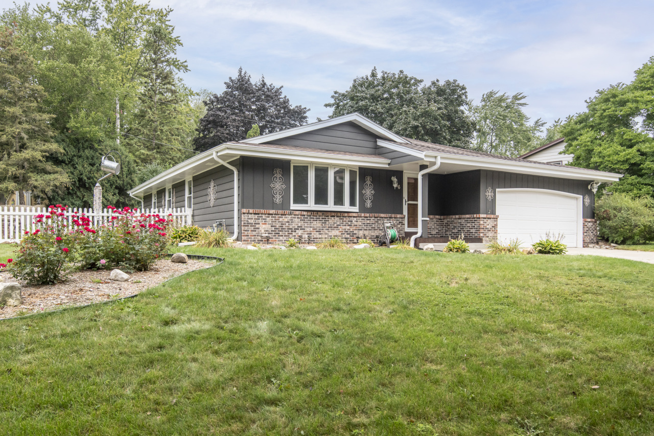 Property Photo:  186 Debbie Dr  WI 53189 