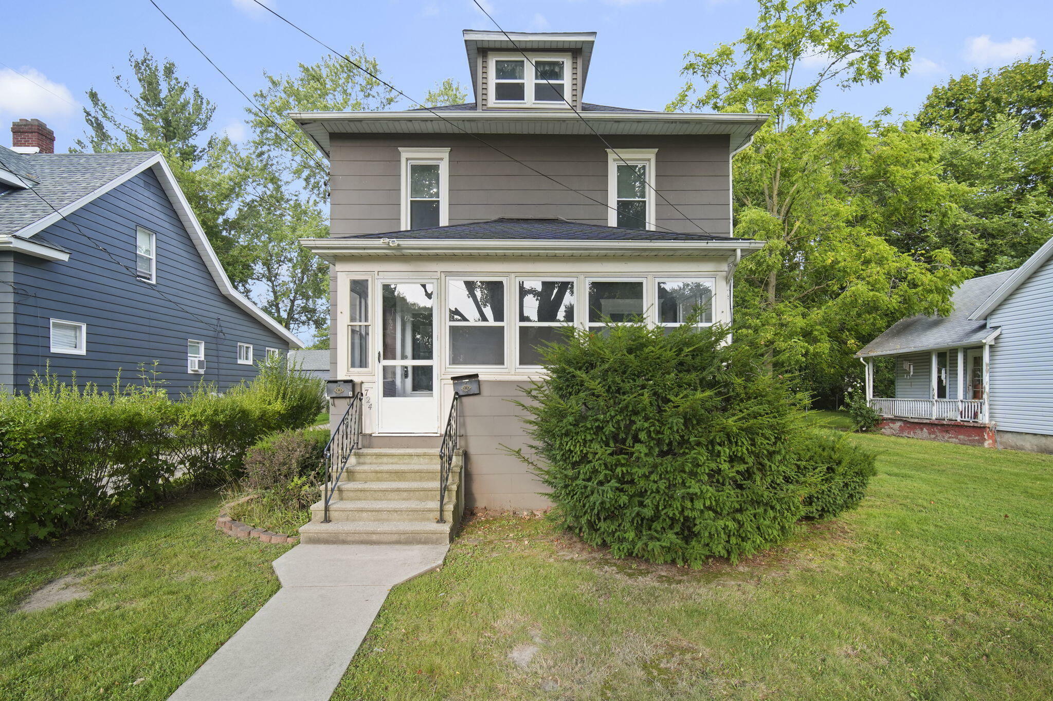 Property Photo:  724 Edgewood Street  MI 49202 