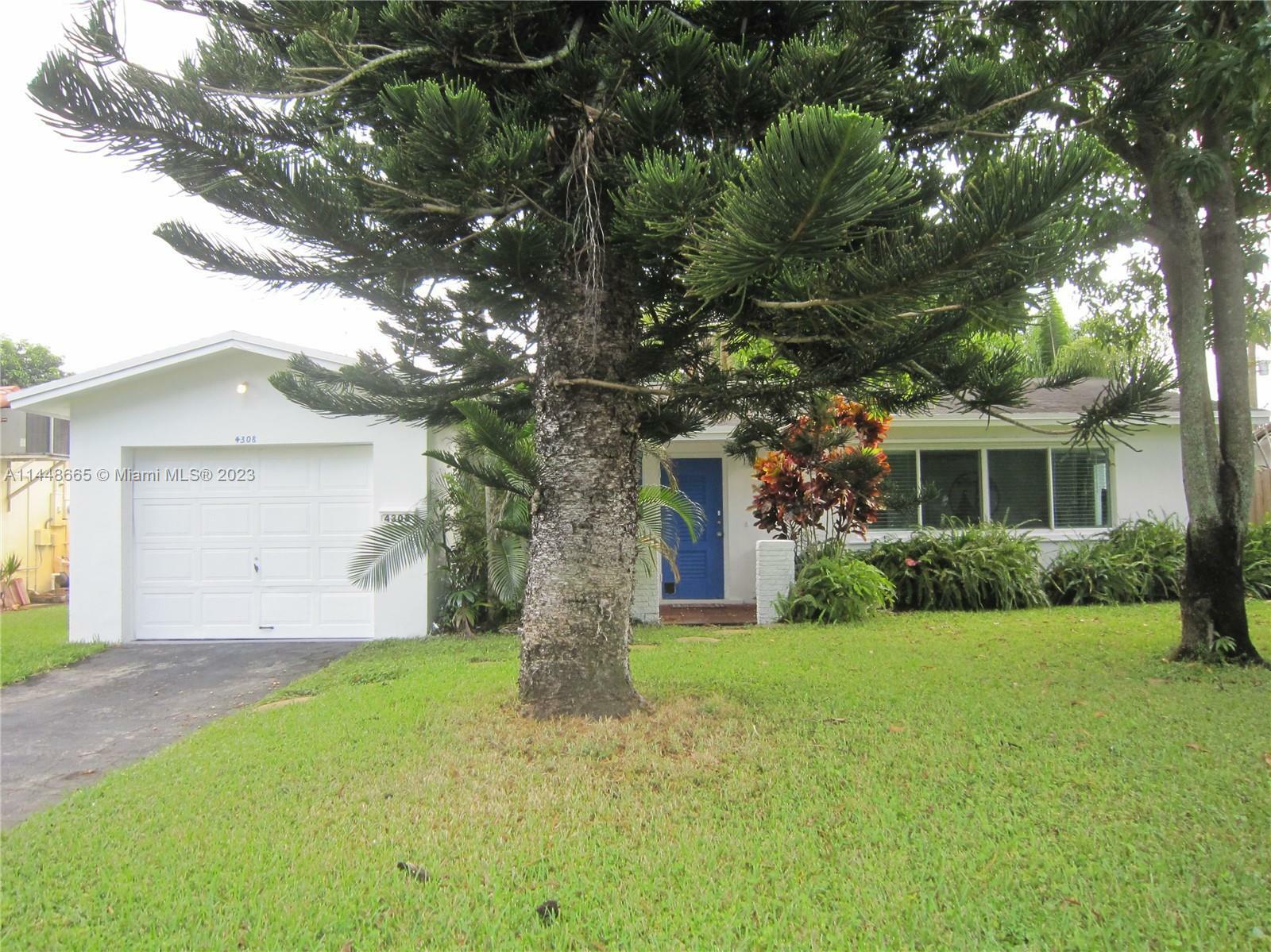Property Photo: 4308 W Park Rd FL 33021