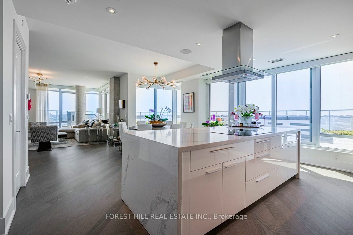 Property Photo: 1 Edgewater Dr 716 ON M5A0L1