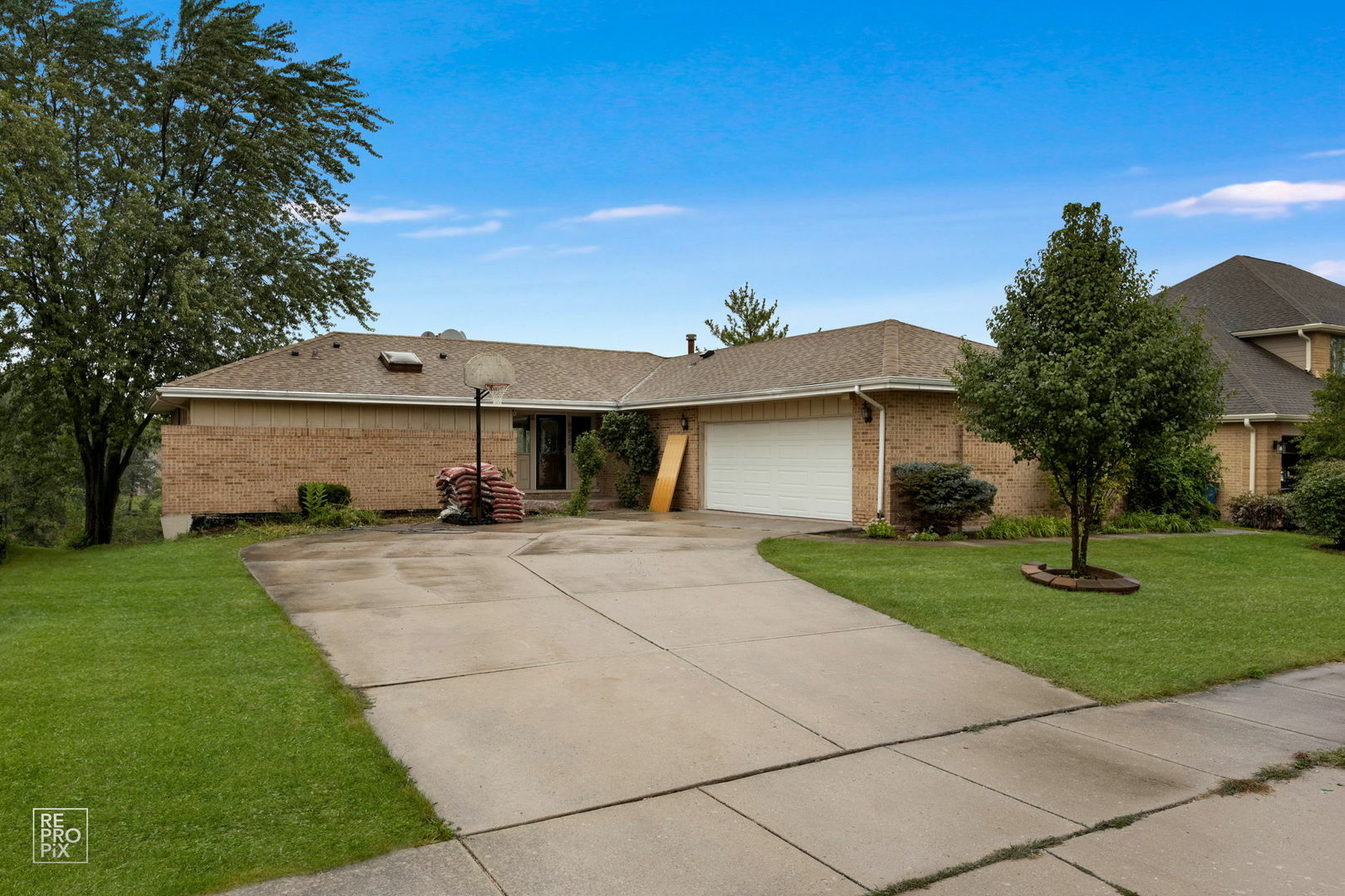 Property Photo:  9836 W Circle Parkway  IL 60464 