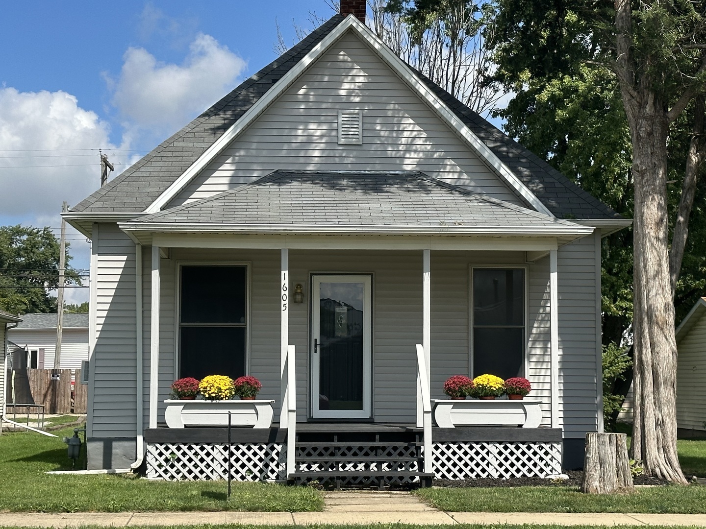 Property Photo:  1605 E Main Street  IL 61727 