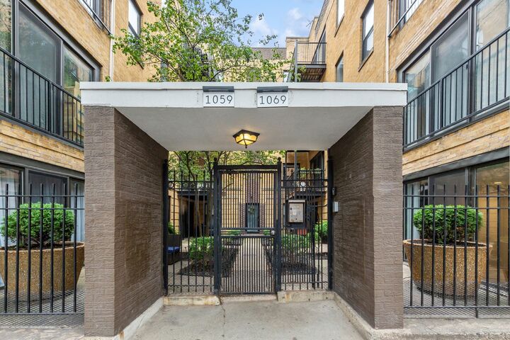 1069 W Foster Avenue 1C  Chicago IL 60640 photo