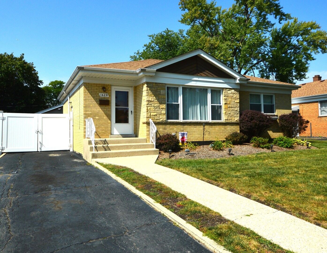 Property Photo:  1628 Heidorn Avenue  IL 60154 