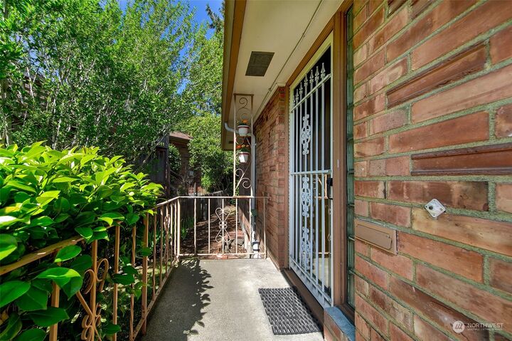 Property Photo:  4818 University View Place NE  WA 98105 