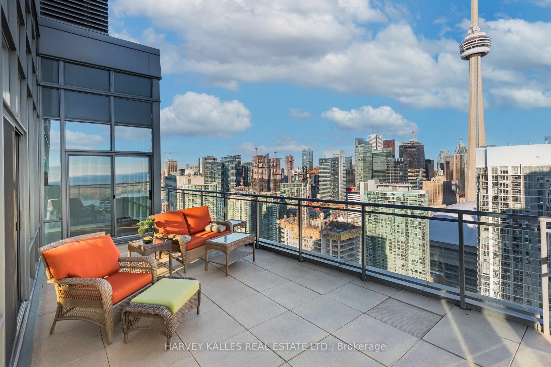 Property Photo: 15 Fort York Blvd Ph05 ON M5V3Y4