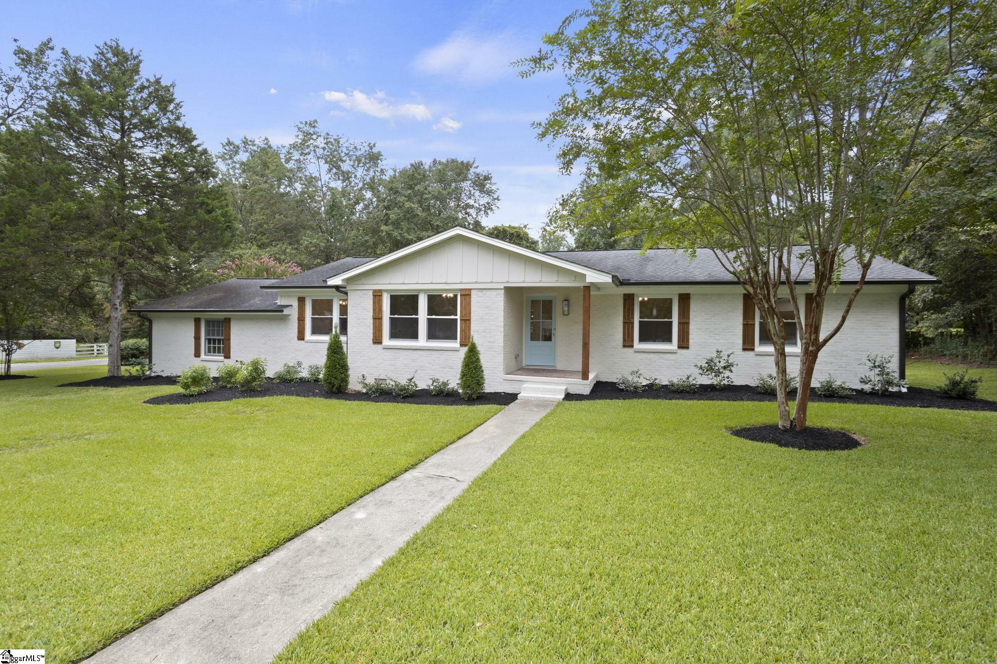 Property Photo:  2 Ivanhoe Circle  SC 29615-2002 