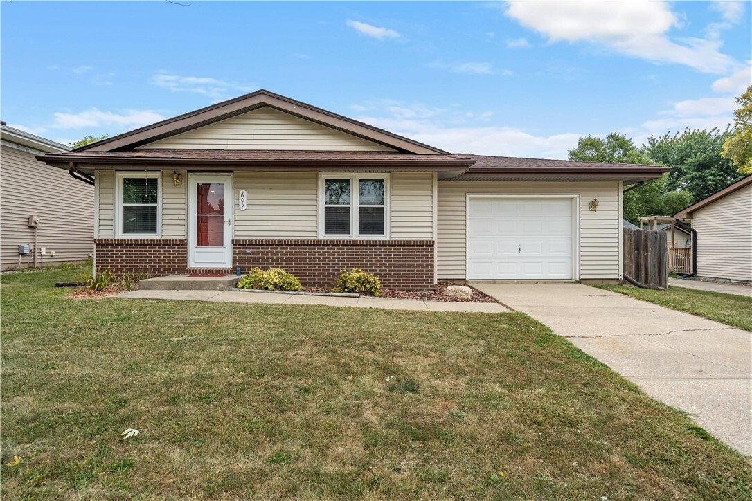 Property Photo:  605 NE 9th Street  IA 50111 