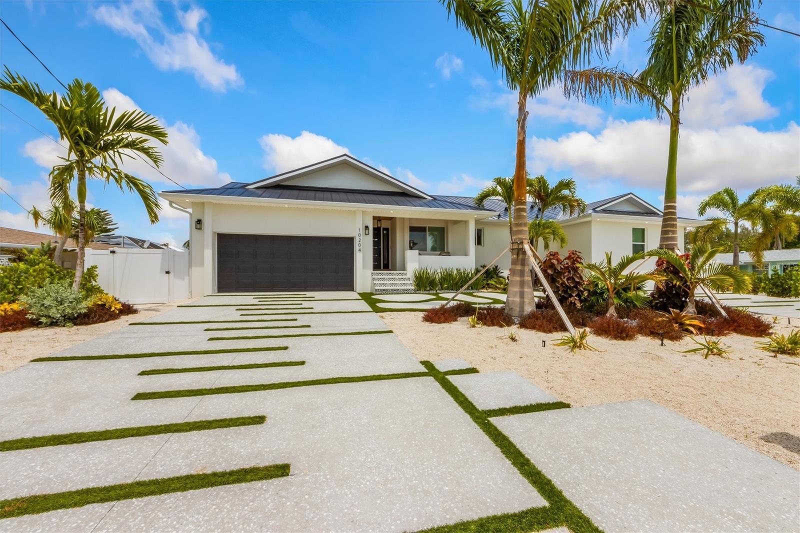 Property Photo: 10204 Sandpiper Road E FL 34209