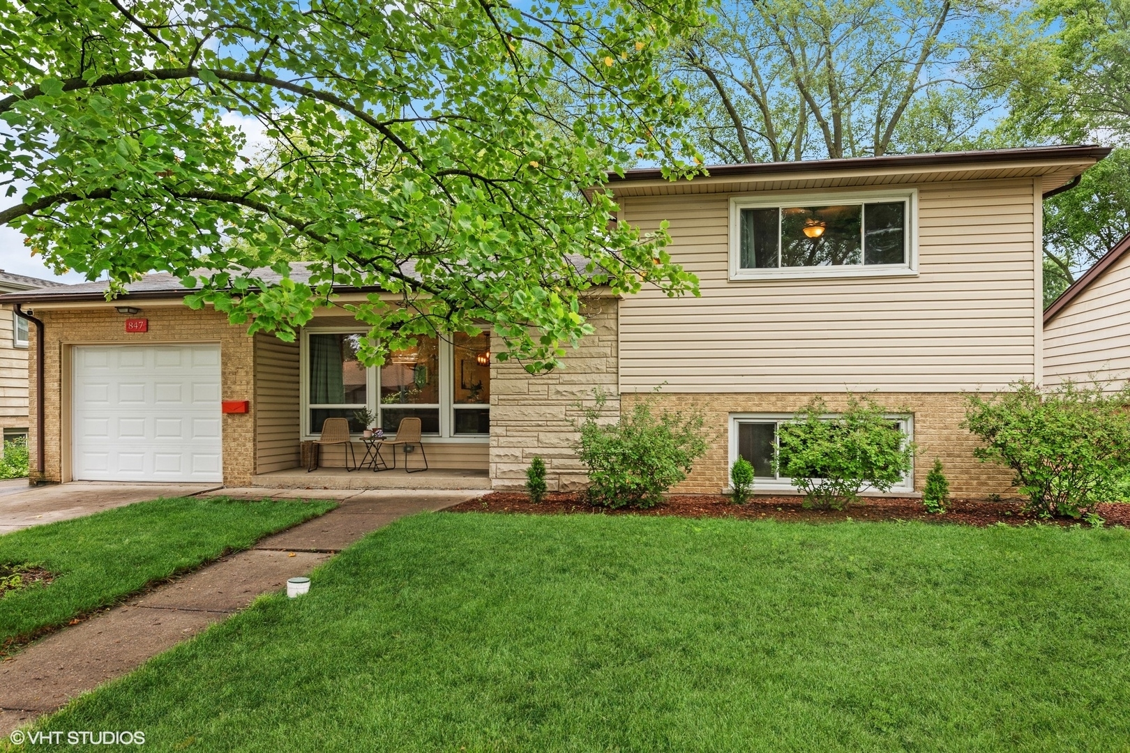 Property Photo:  847 S Cedar Avenue  IL 60126 