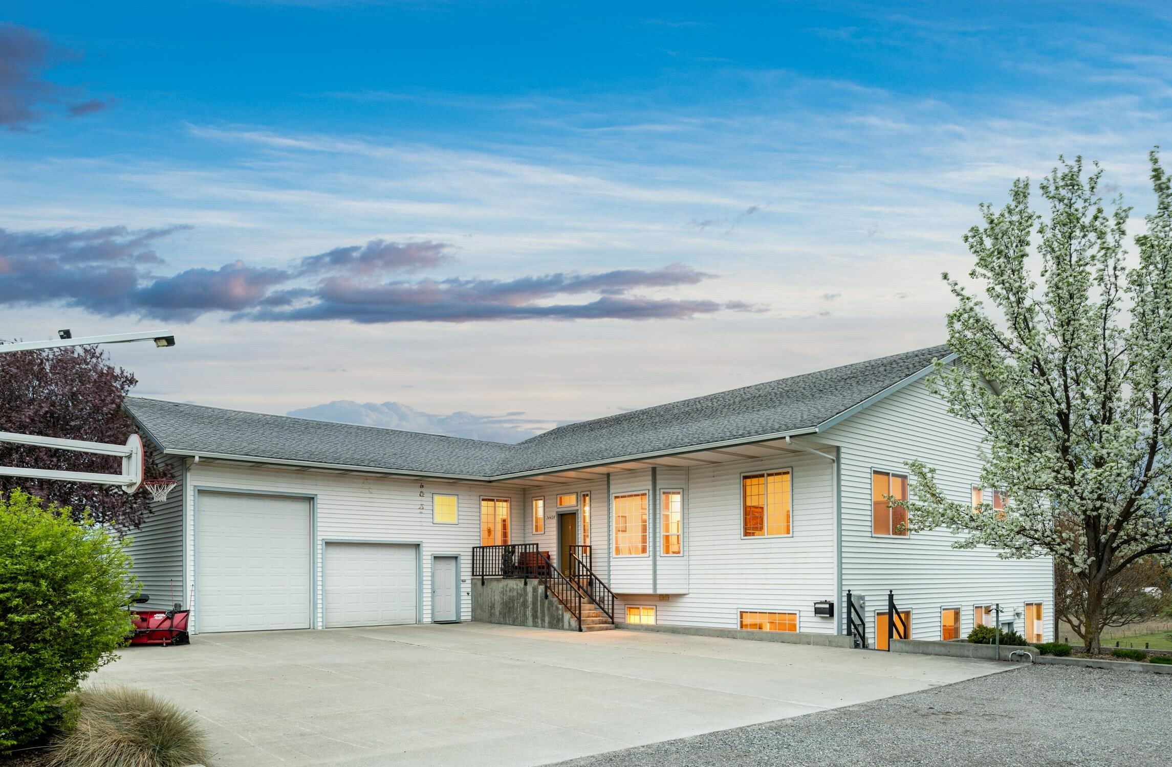 Property Photo: 14420 E 24th Ln WA 99037