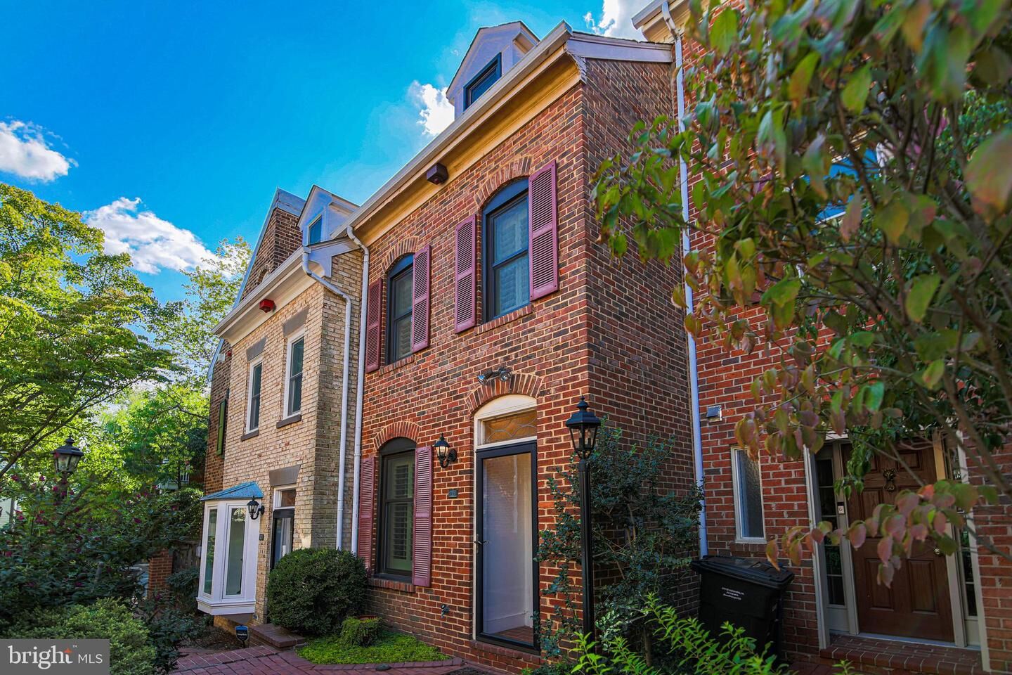 Property Photo:  905 Oronoco Street  VA 22314 