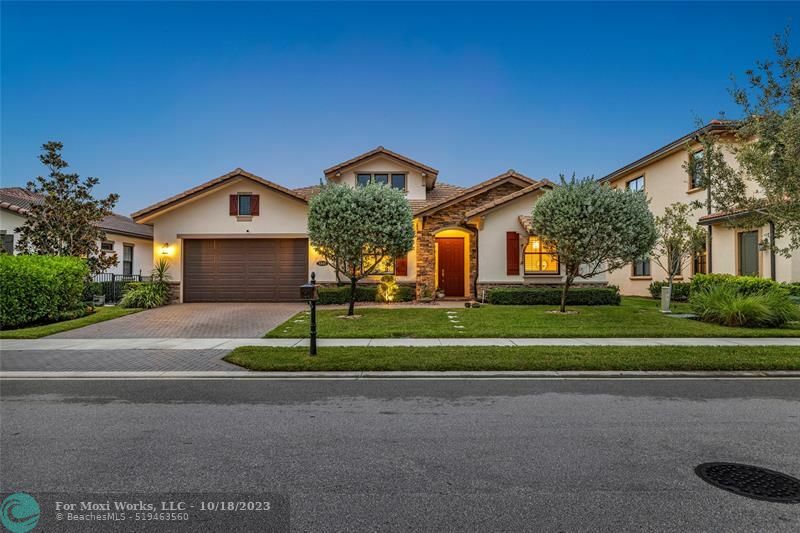 Property Photo: 8840 E Watercrest Cir FL 33076