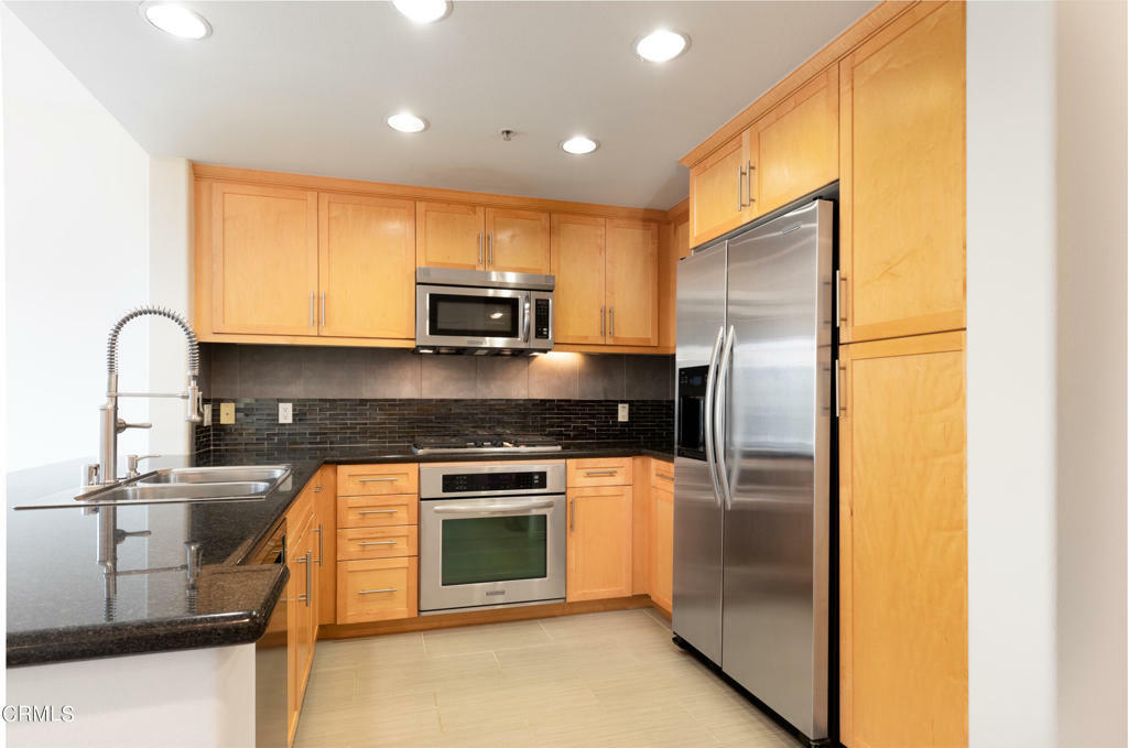 Property Photo: 931 E E Walnut Street 304 CA 91106