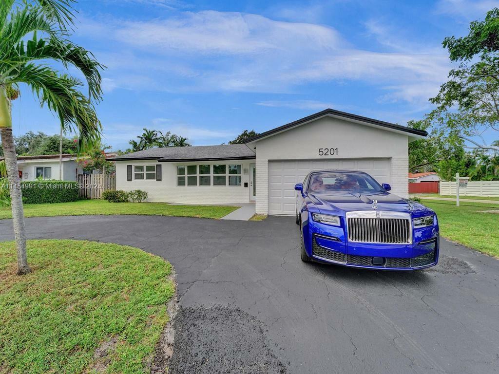 Property Photo: 5201 Cleveland St FL 33021