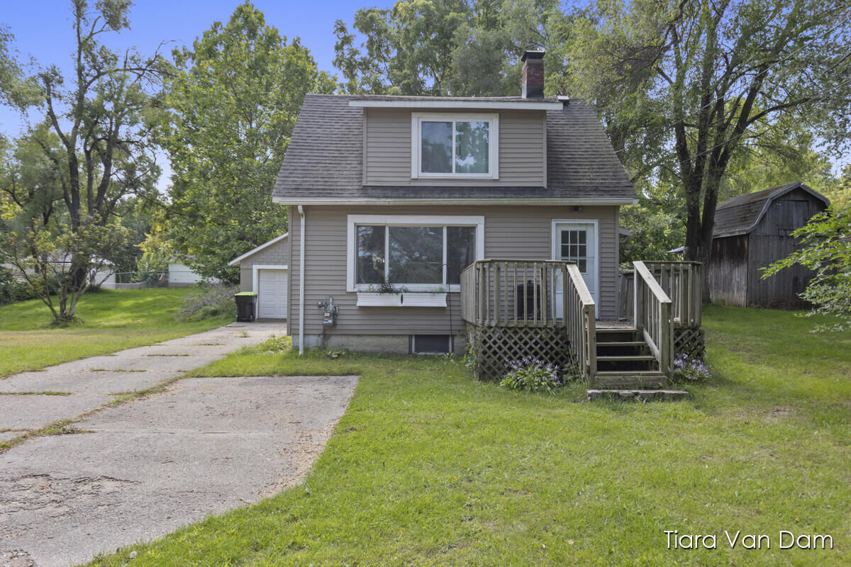 Property Photo:  509 E Fairplains Street  MI 48838 