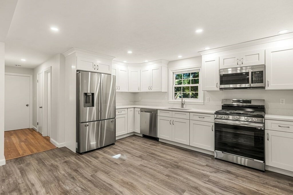 Property Photo: 10 Ashcroft Circle MA 01834