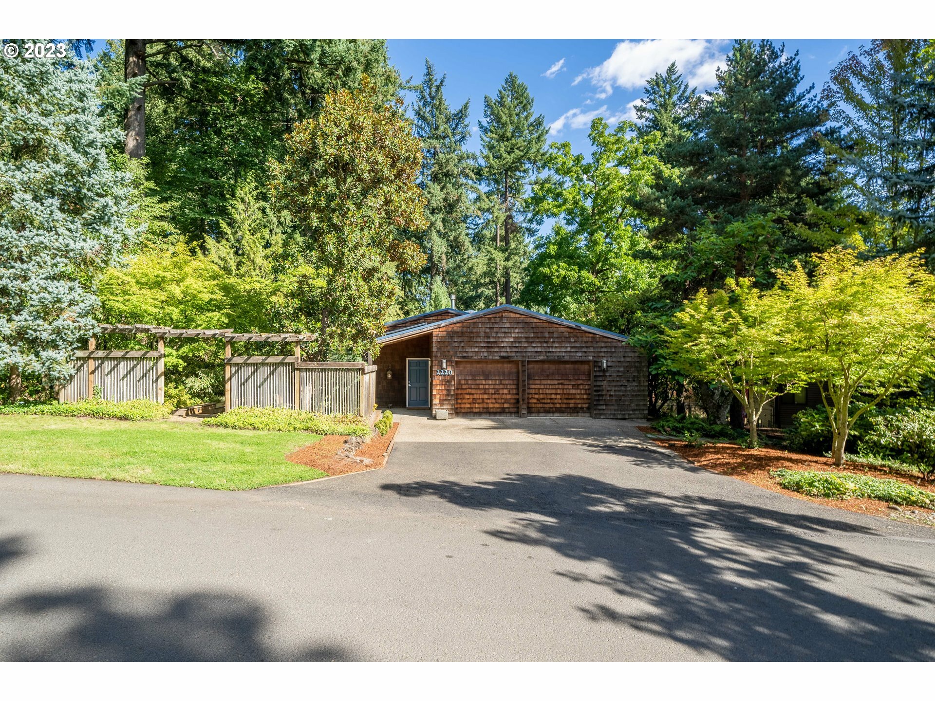 Property Photo:  2220 SW 78th Ave SW  OR 97225 