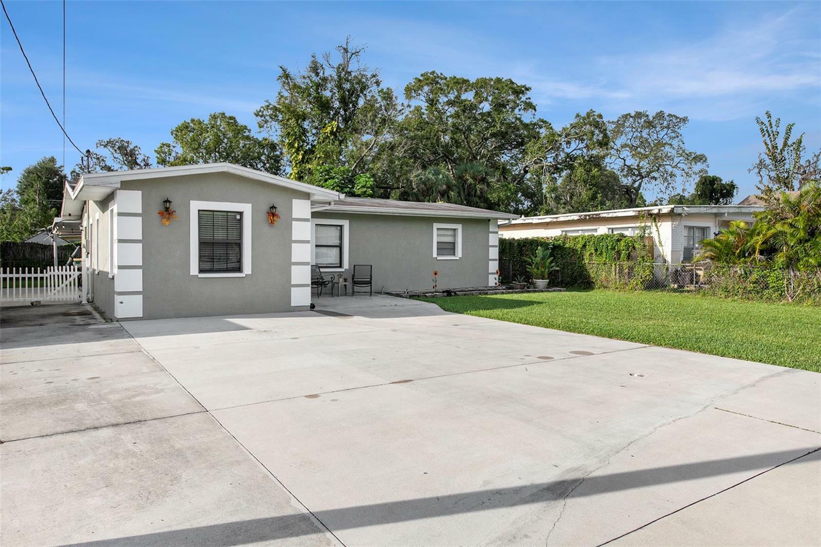 Property Photo: 2106 W Burke Street FL 33604