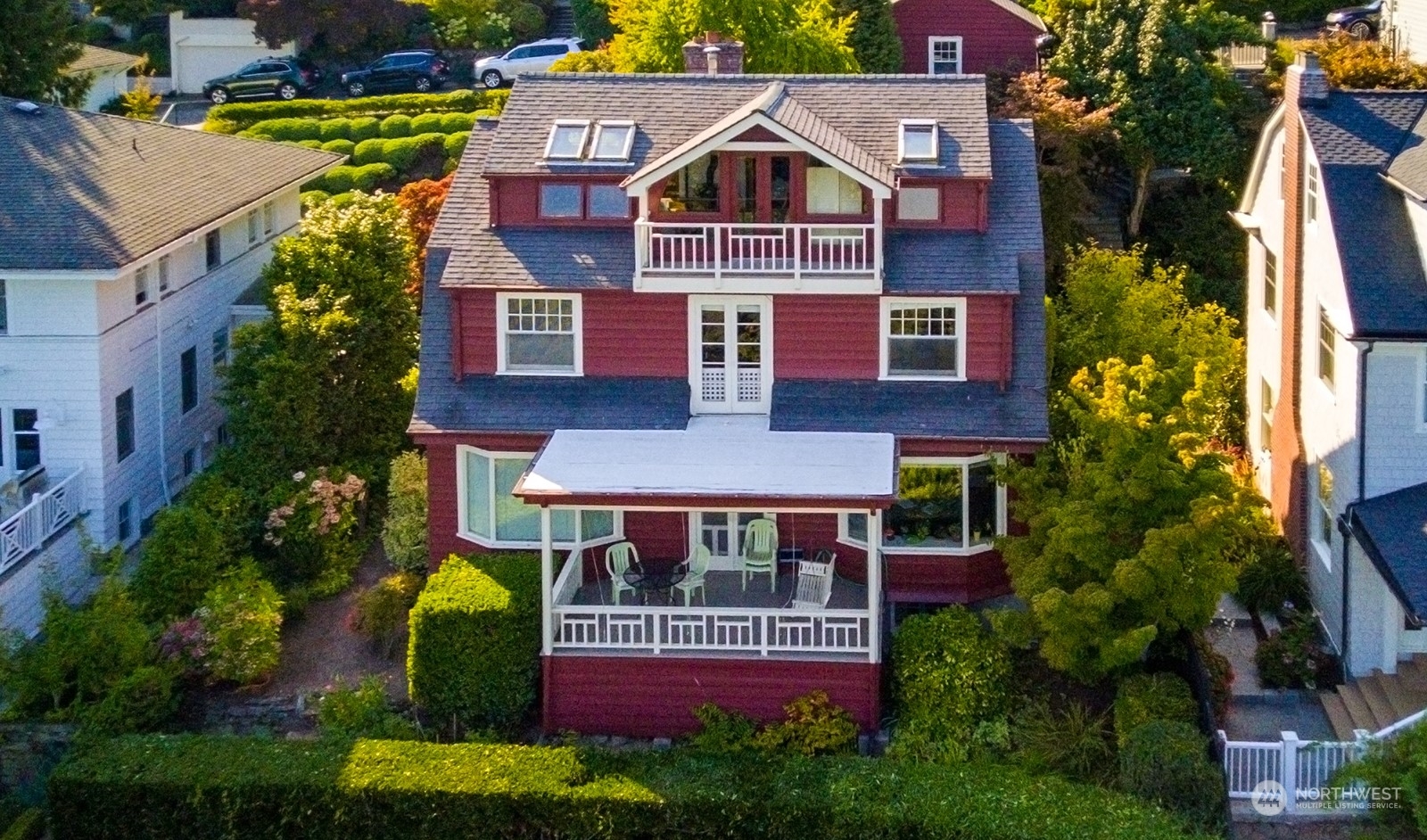 Property Photo: 1720 Evergreen Place WA 98122
