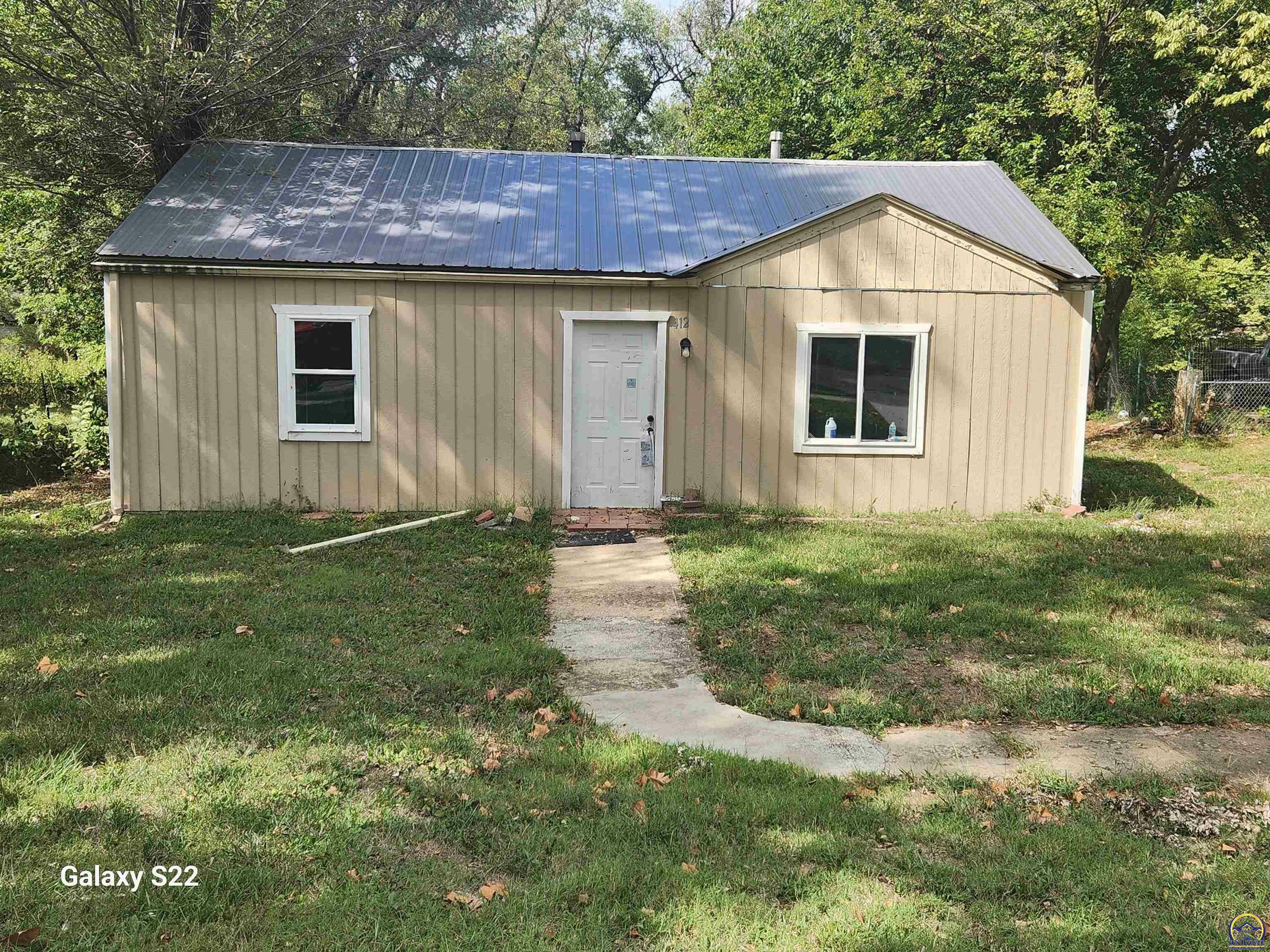 Property Photo:  412 SE 34th St  KS 66605 