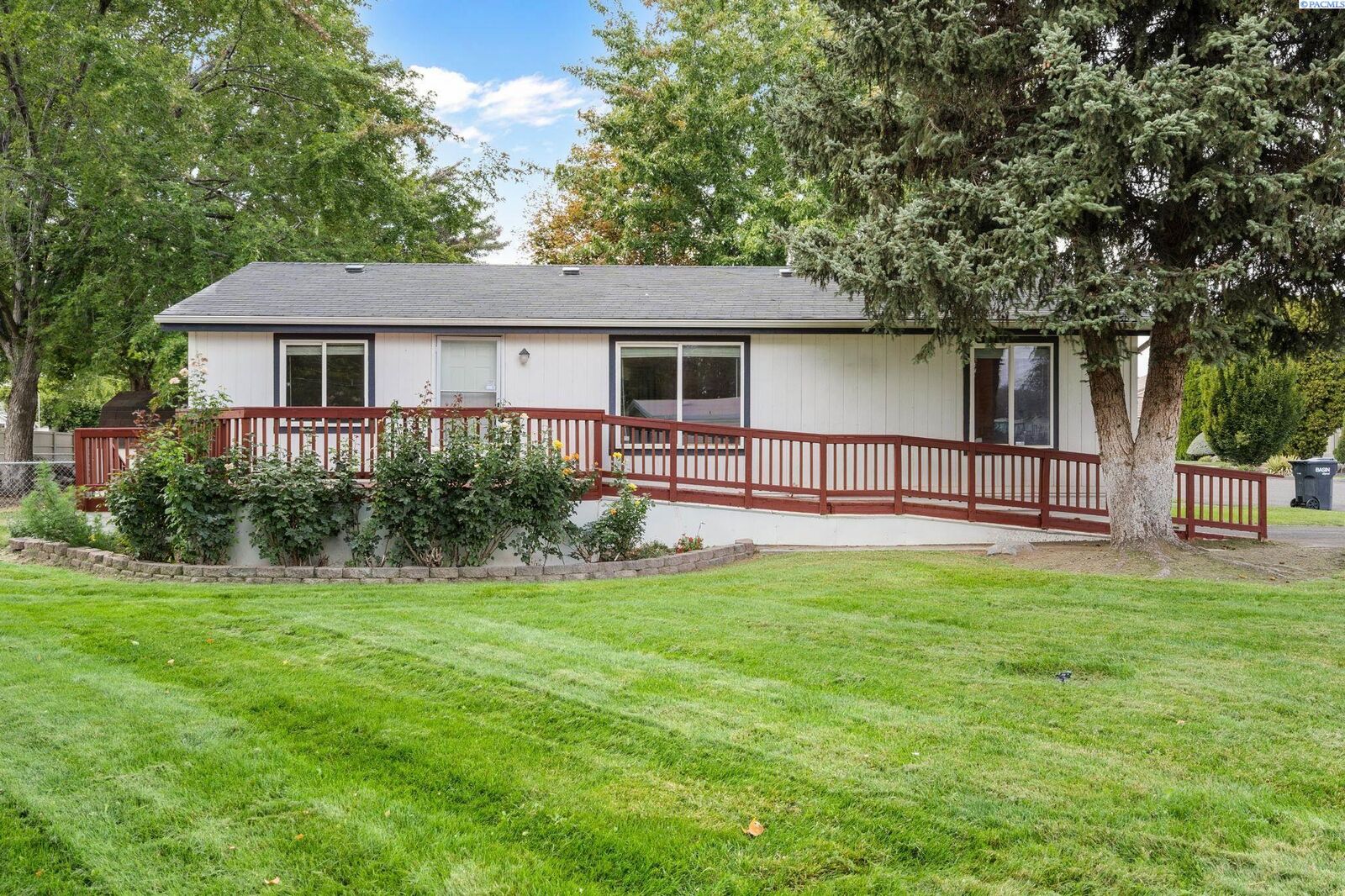 Property Photo: 6519 Desert View Dr WA 99353