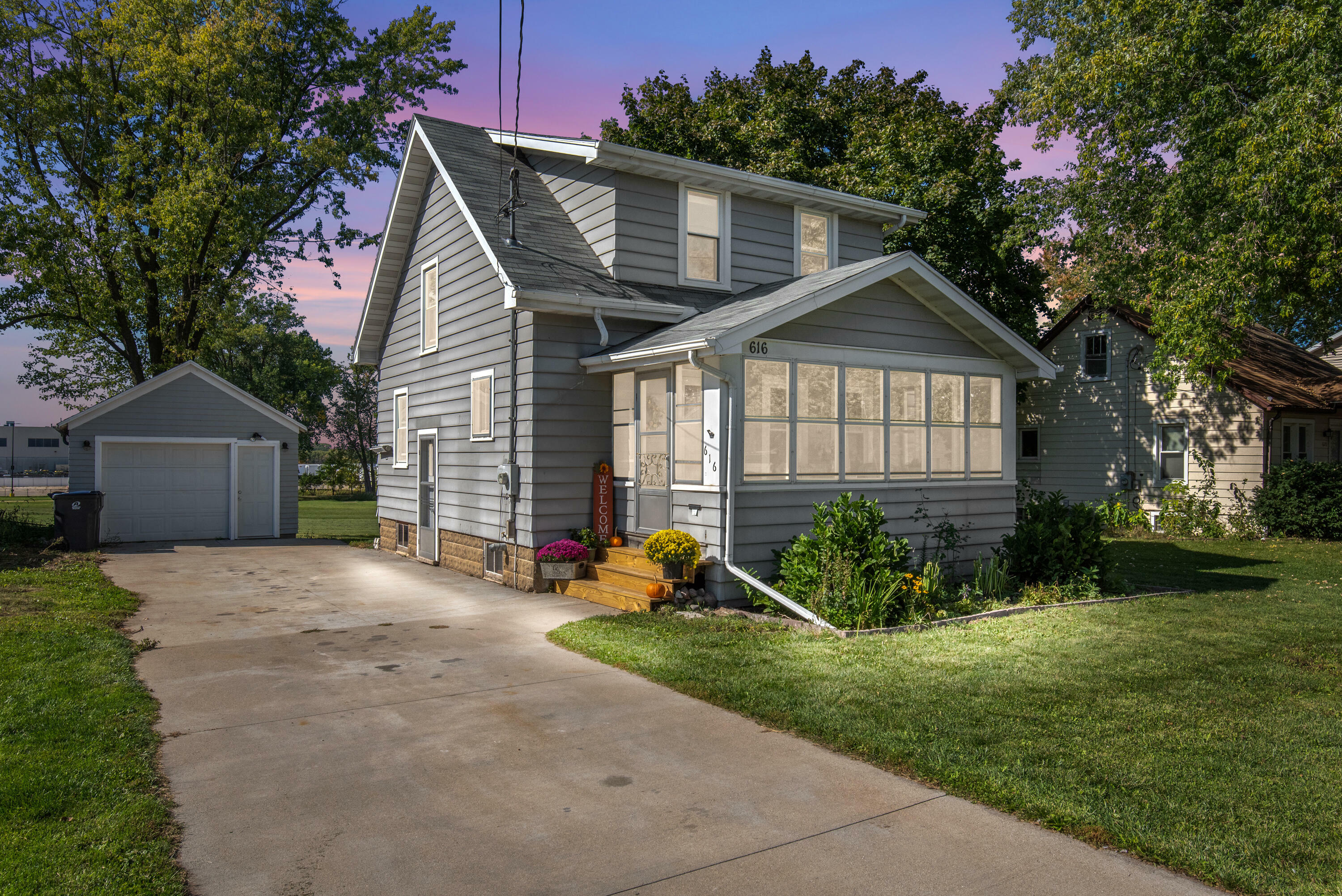 Property Photo:  616 N Hubbard St  WI 53032 