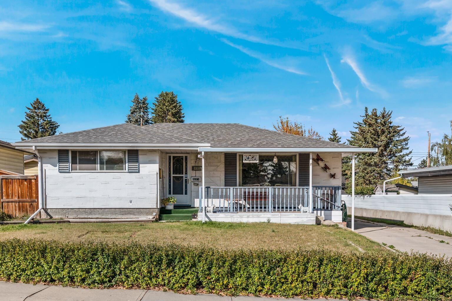 Property Photo:  10551 Shillington Crescent SW  AB T2W 0N8 