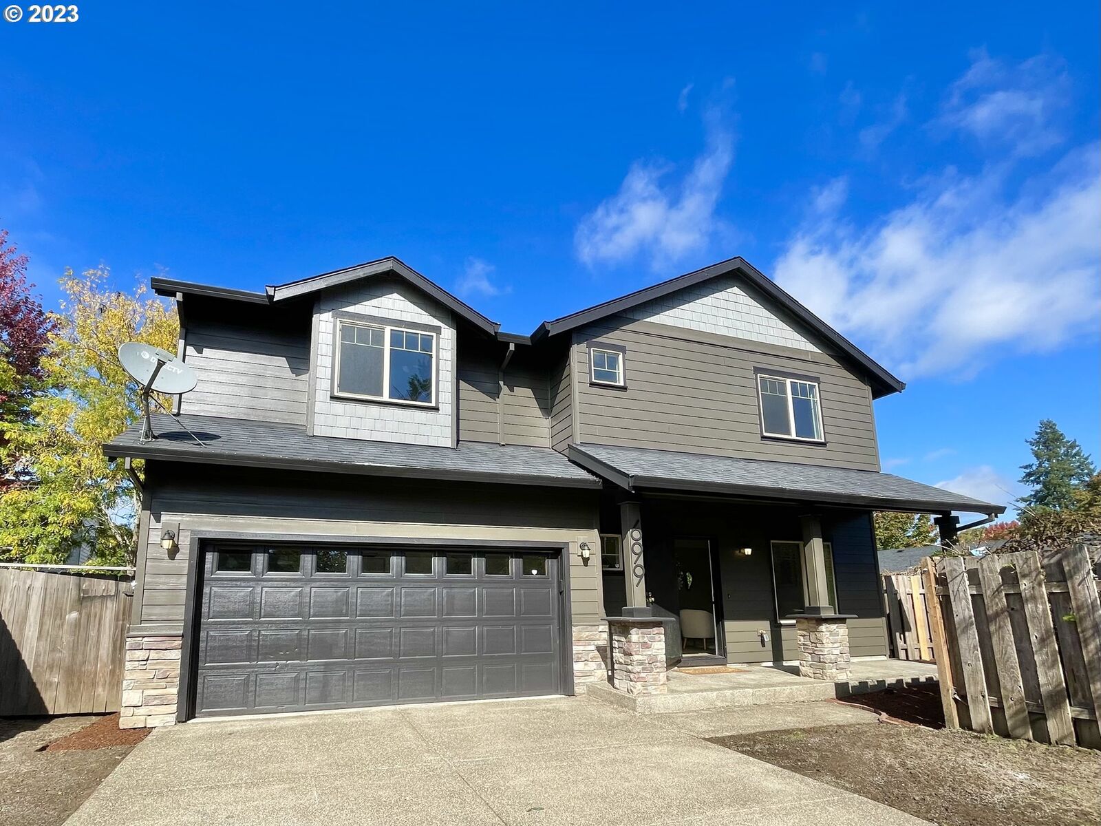 Property Photo: 699 SE Naomi Way OR 97128