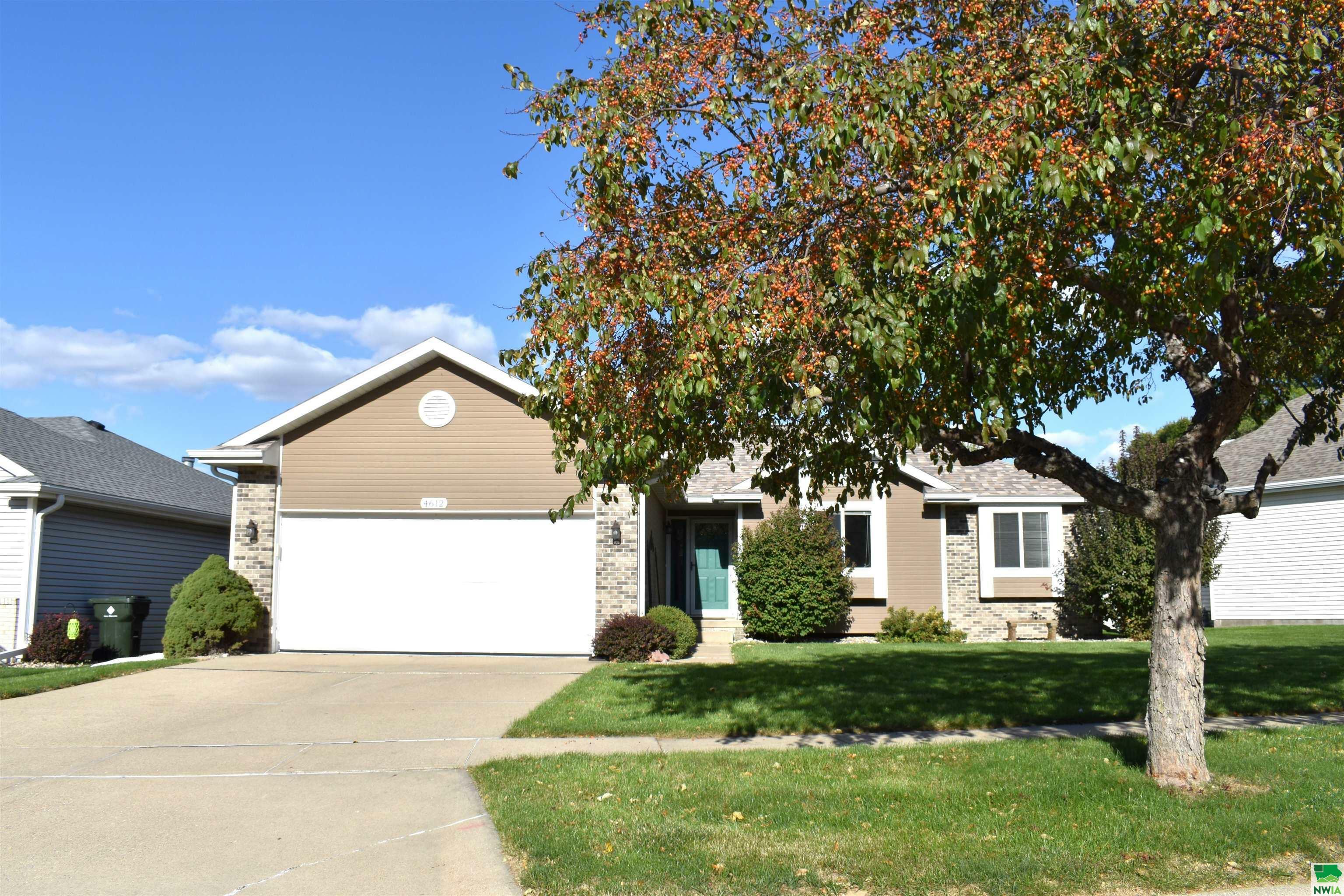 Property Photo:  4612 Hawthorne Drive  IA 51106 