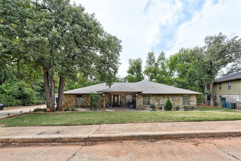 Property Photo:  802 E 13th Street  OK 73034 