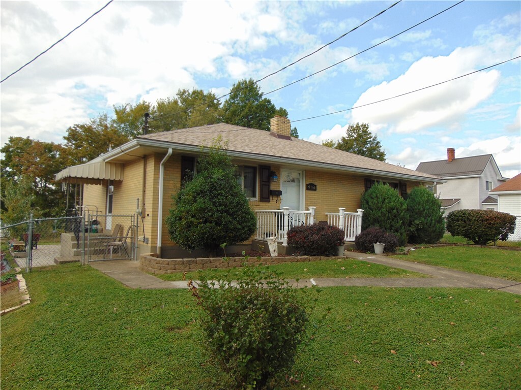 Property Photo: 906 Chestnut St PA 15425