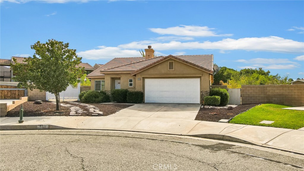 Property Photo:  556 Koufax Drive  CA 93535 