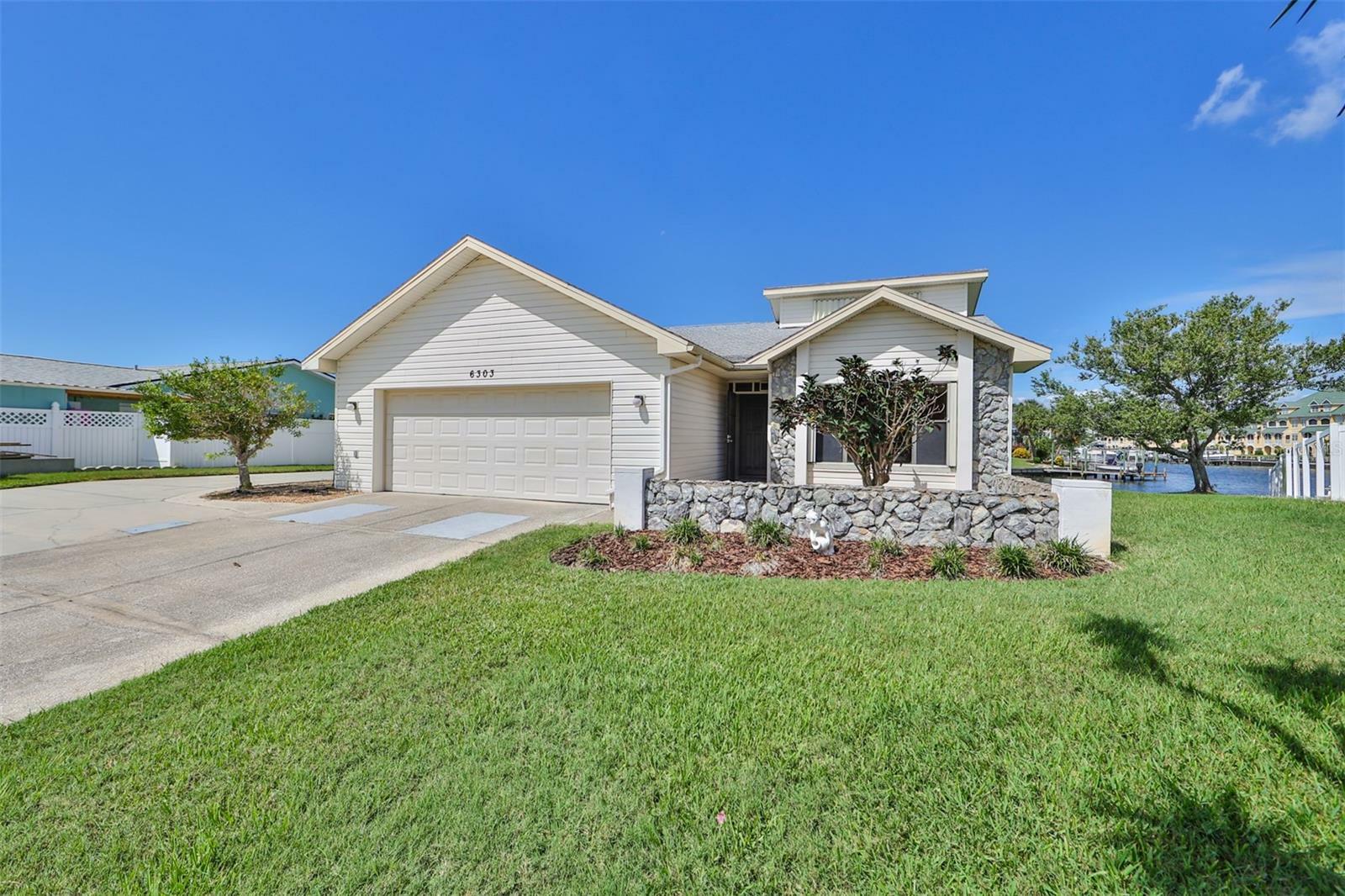 Property Photo:  6303 Lake Sunrise Drive  FL 33572 