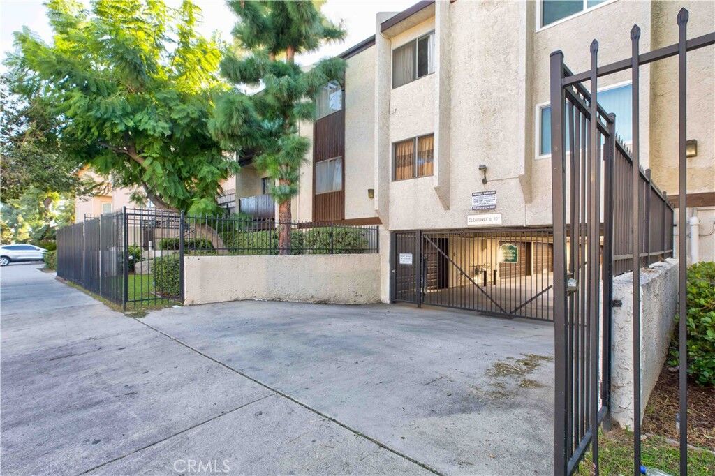 Property Photo:  8801 Cedros Avenue 13  CA 91402 