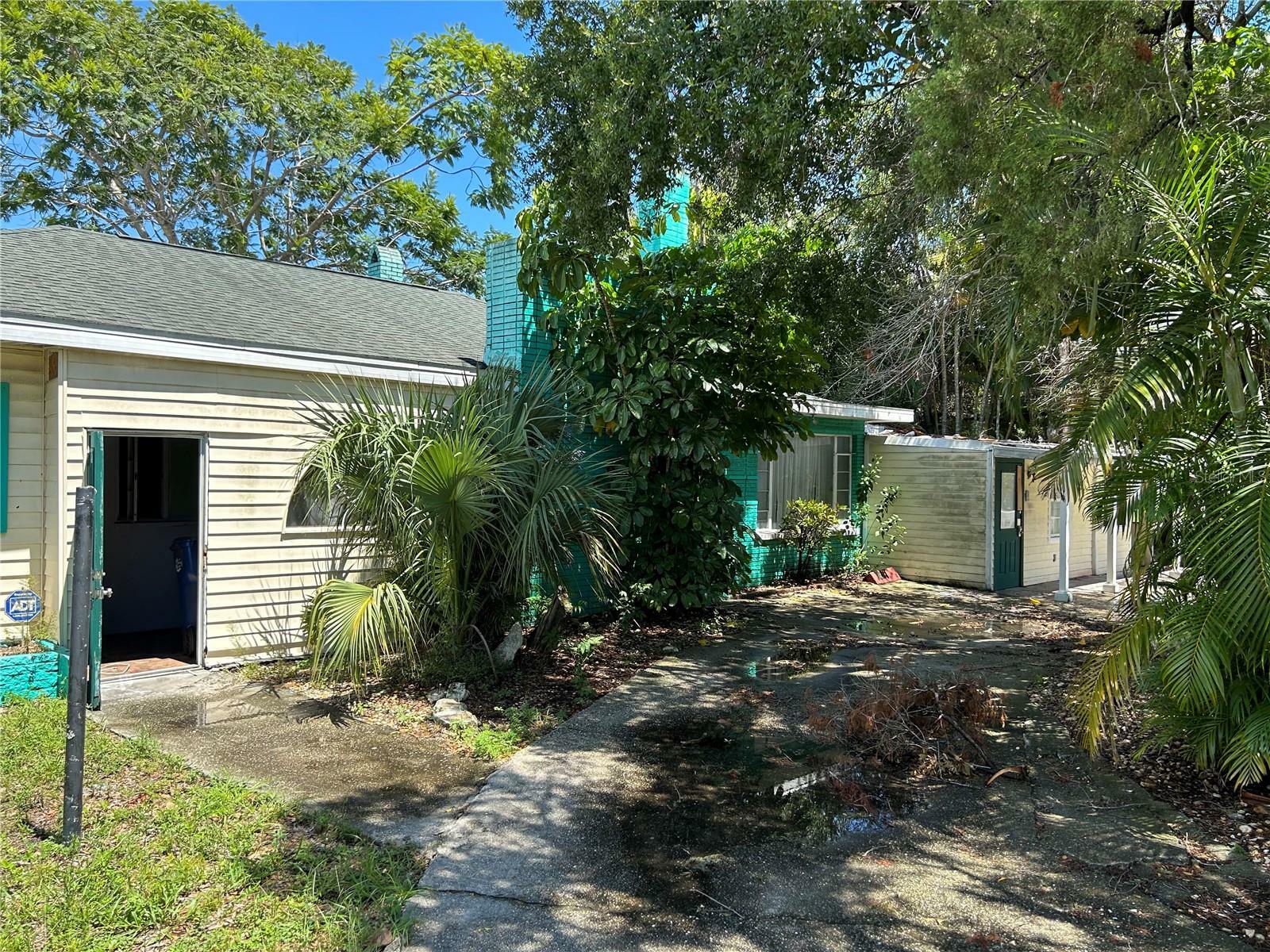 Property Photo:  1207 30th Avenue E  FL 34208 