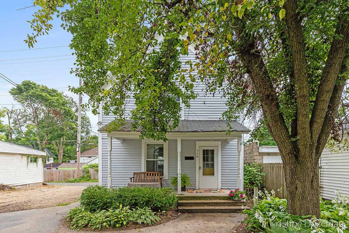 Property Photo:  716 Fairview Avenue NE  MI 49503 