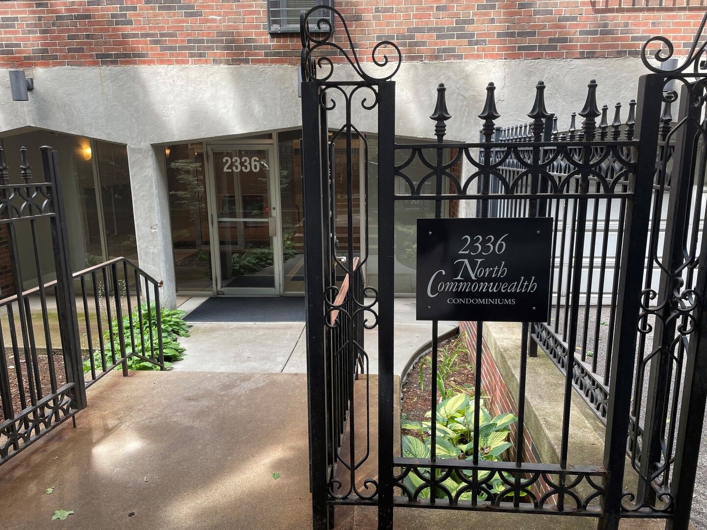 Property Photo: 2336 N Commonwealth Avenue 302 IL 60614