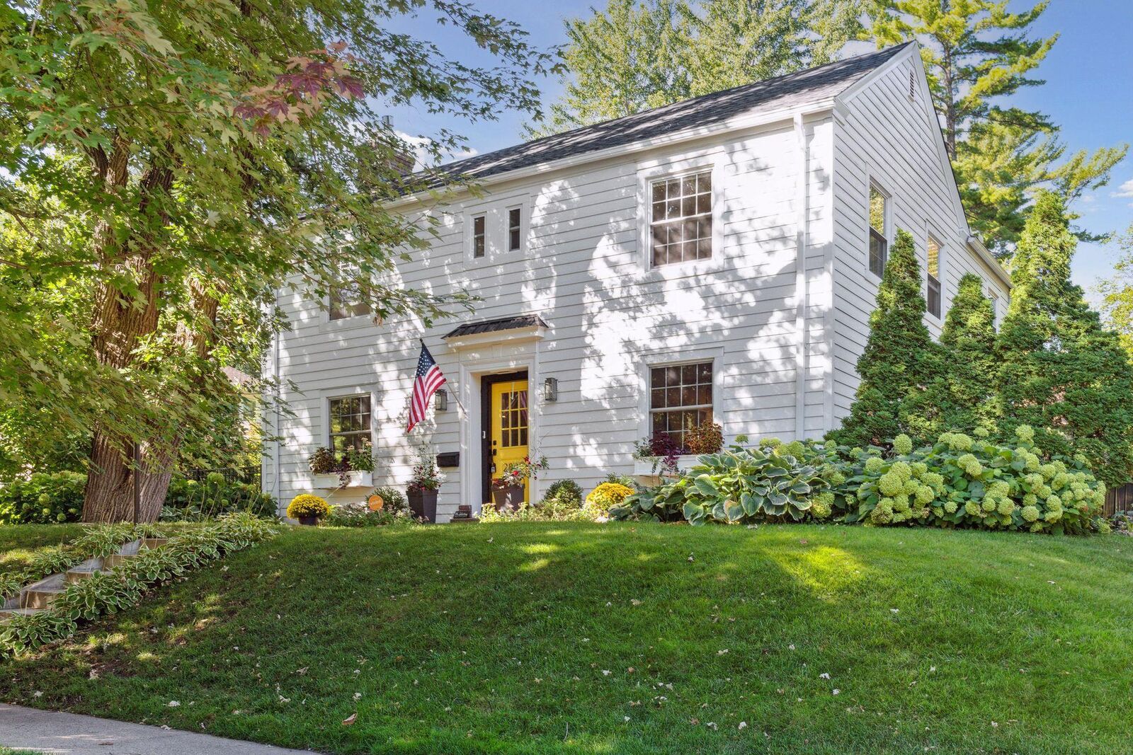 Property Photo:  2800 Glenhurst Avenue  MN 55416