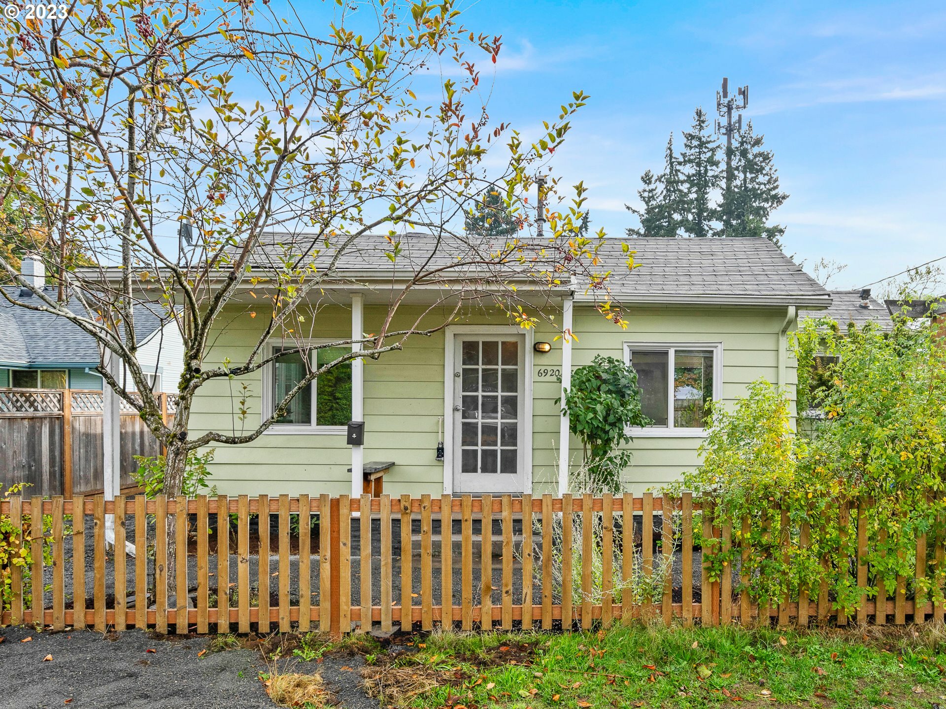 Property Photo:  6920 SE 50th Ave  OR 97206 