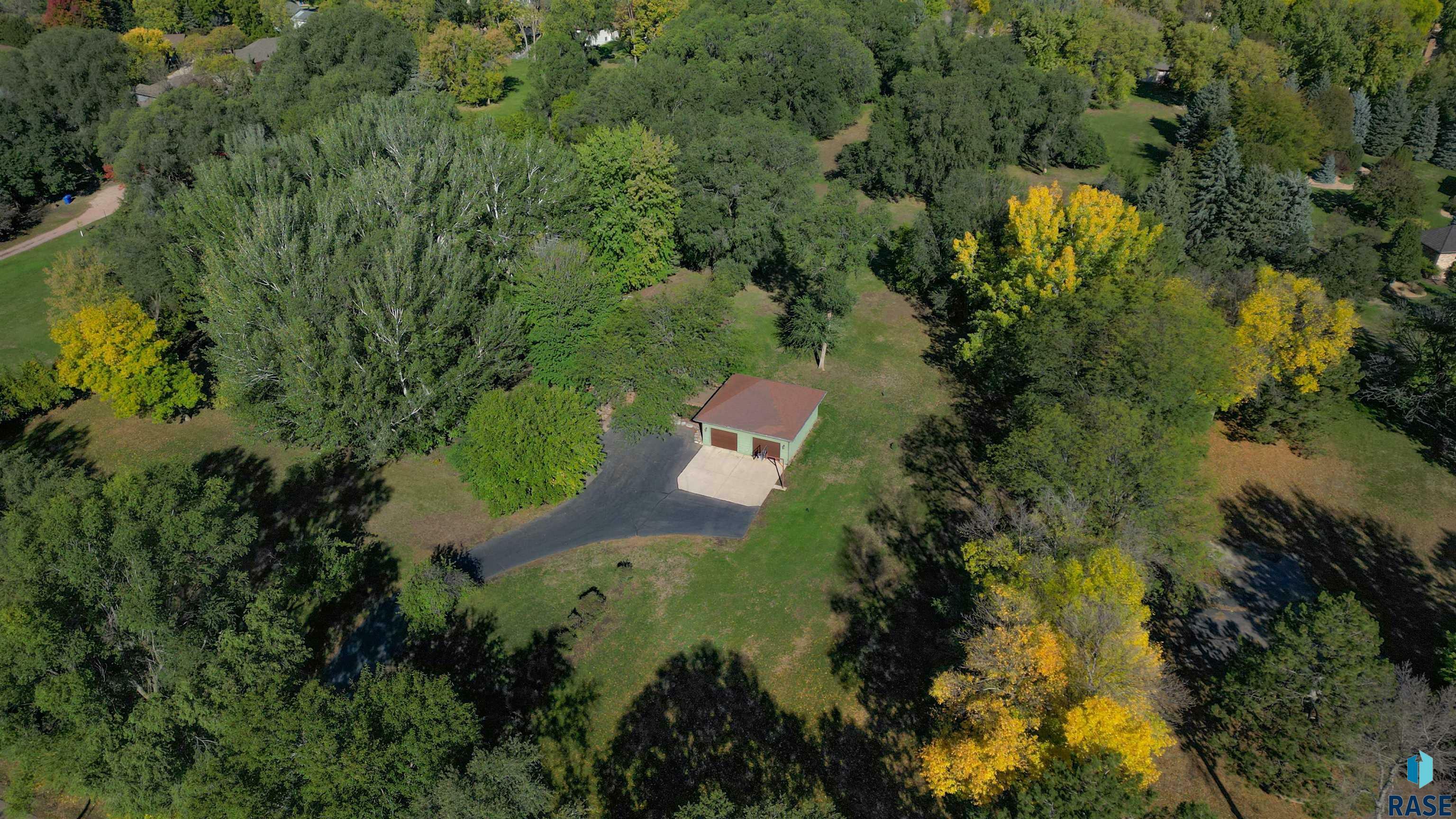 Property Photo: 3120 E Old Orchard Trl SD 57103