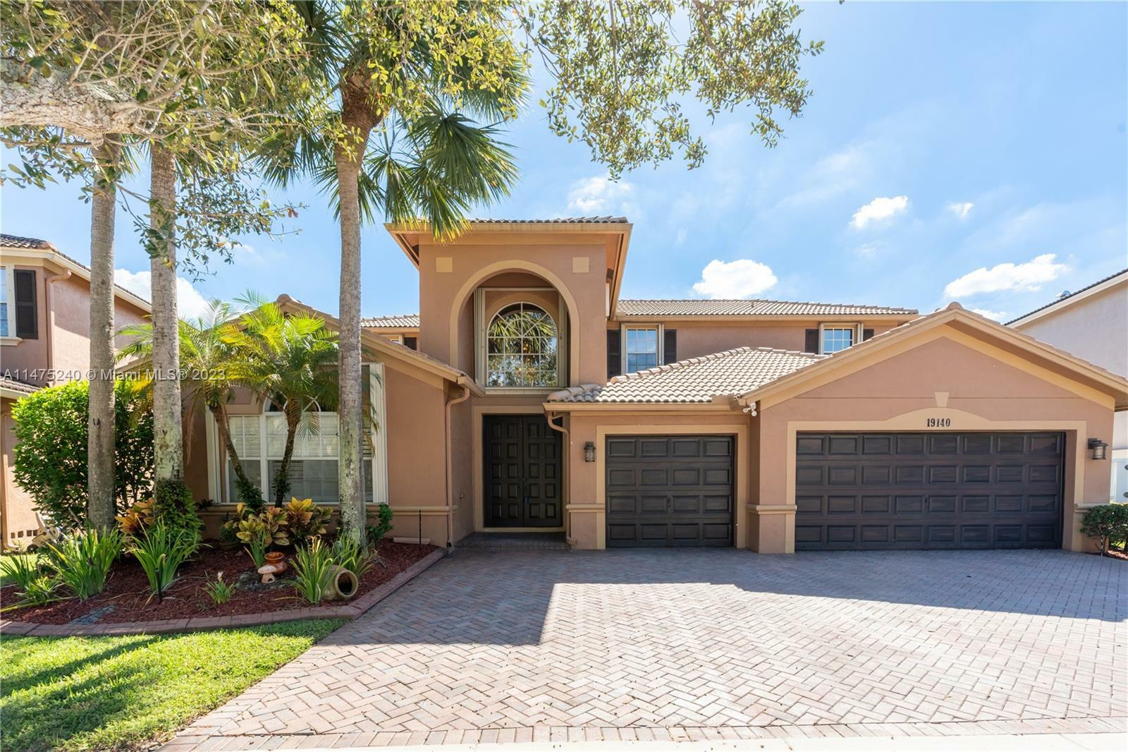 Property Photo:  19140 N Gardenia Ave  FL 33332 