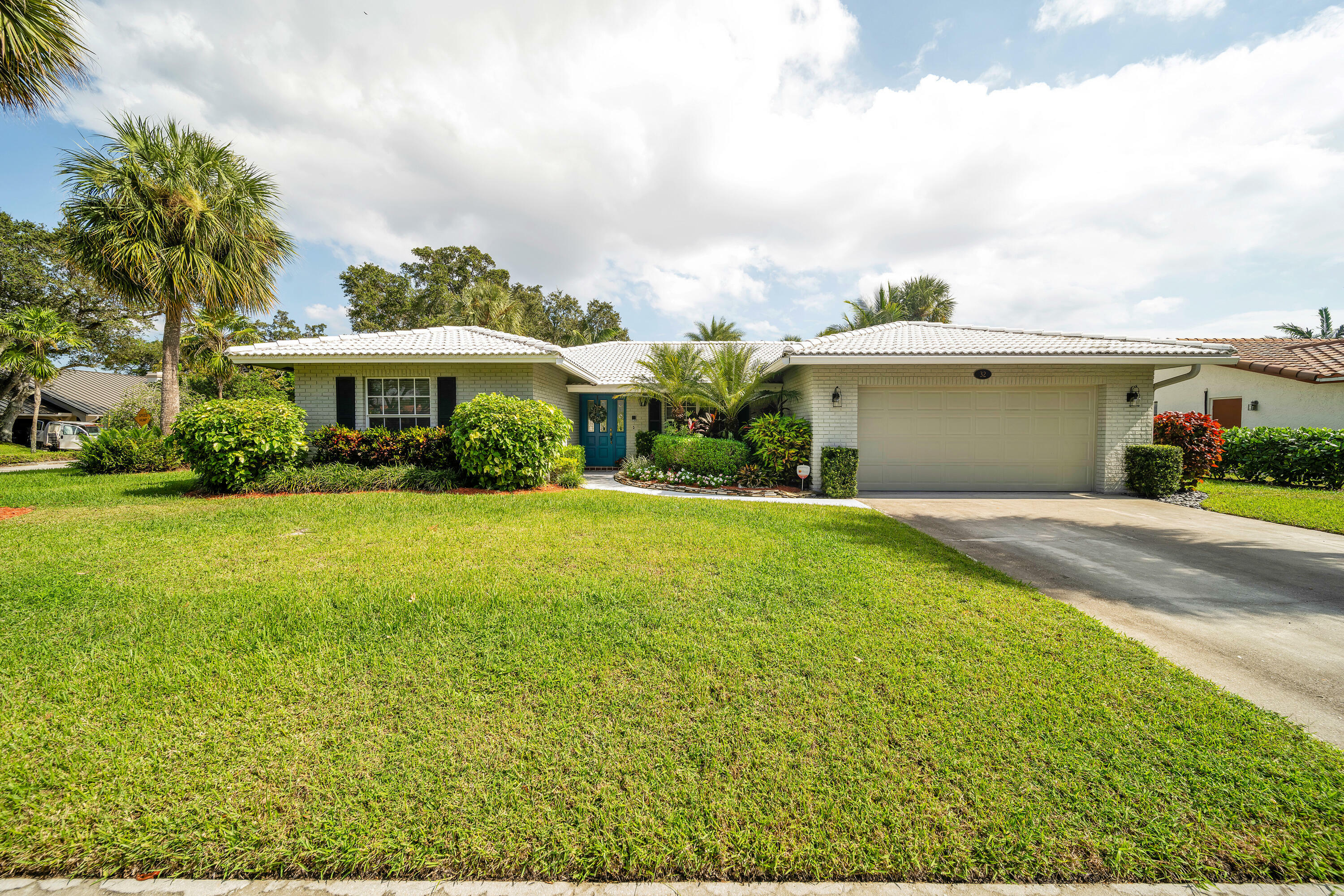 Property Photo: 32 SW 13th Avenue FL 33486