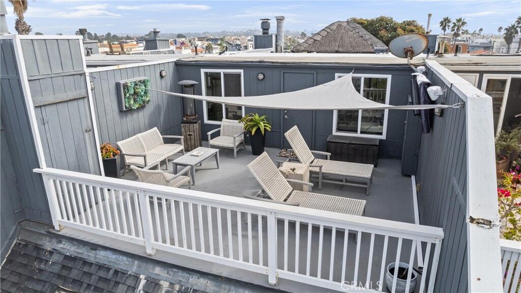 Property Photo:  33 Reef Street 6  CA 90292 