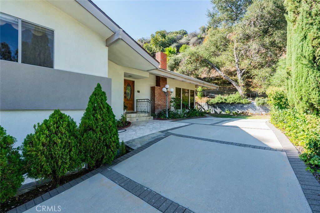 Property Photo: 12000 Briarvale Lane CA 91604